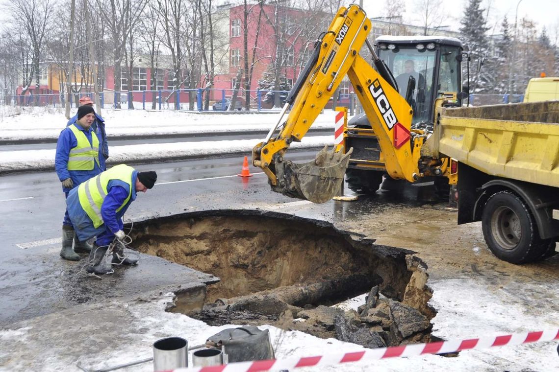 Gigantyczna dziura na ulicy 11 Listopada! Gigantyczna dziura na ulicy 11 Listopada!