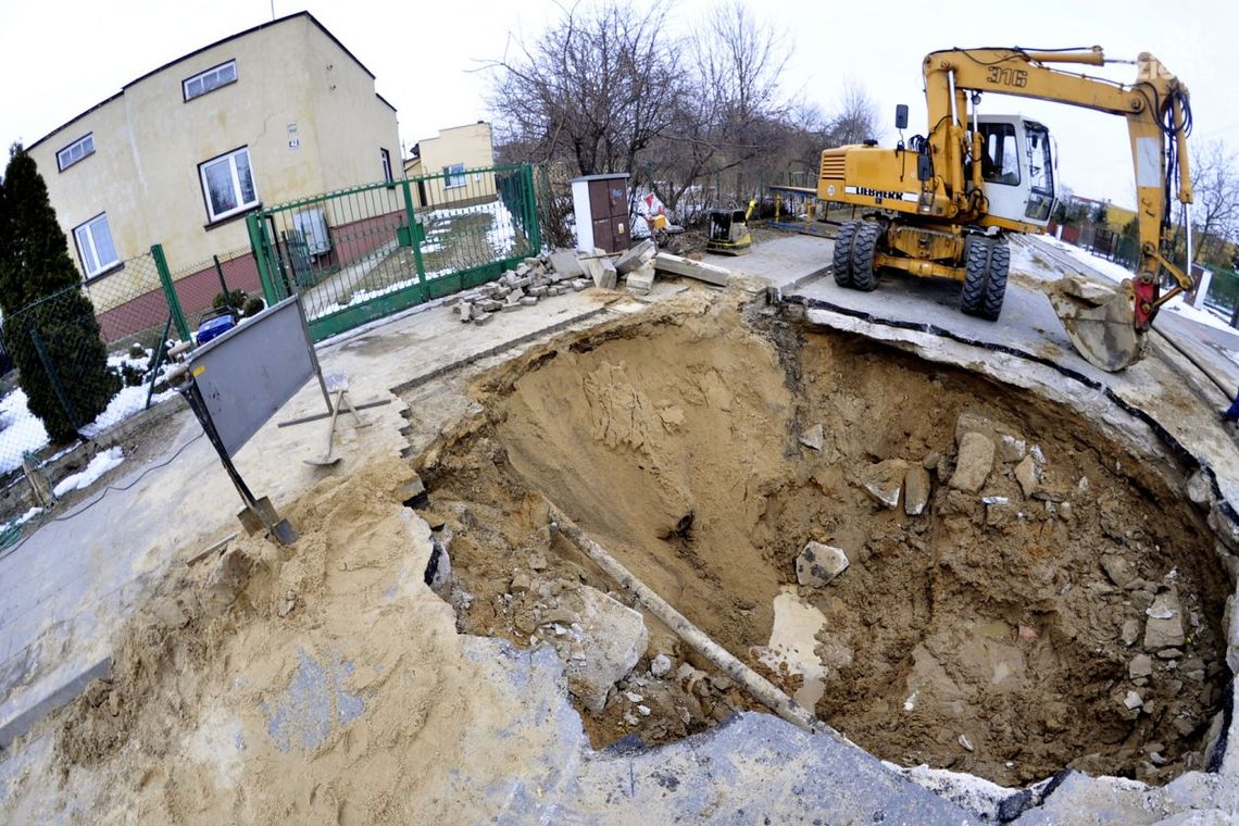 Gigantyczna dziura na ulicy Wośnickiej! Skrócono trasę "trzynastki" Gigantyczna dziura na ulicy Wośnickiej! Skrócono trasę "trzynastki"