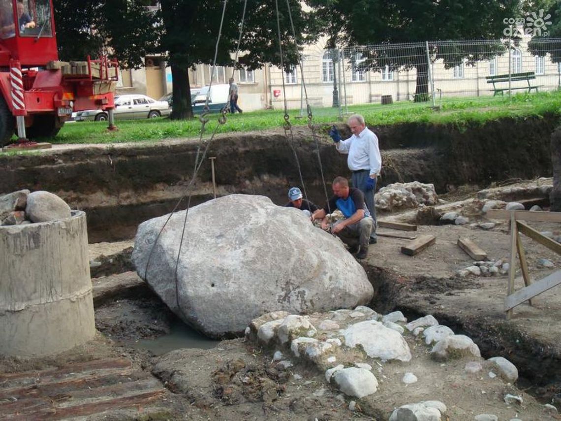 Głaz milczy jak głaz... Głaz milczy jak głaz...