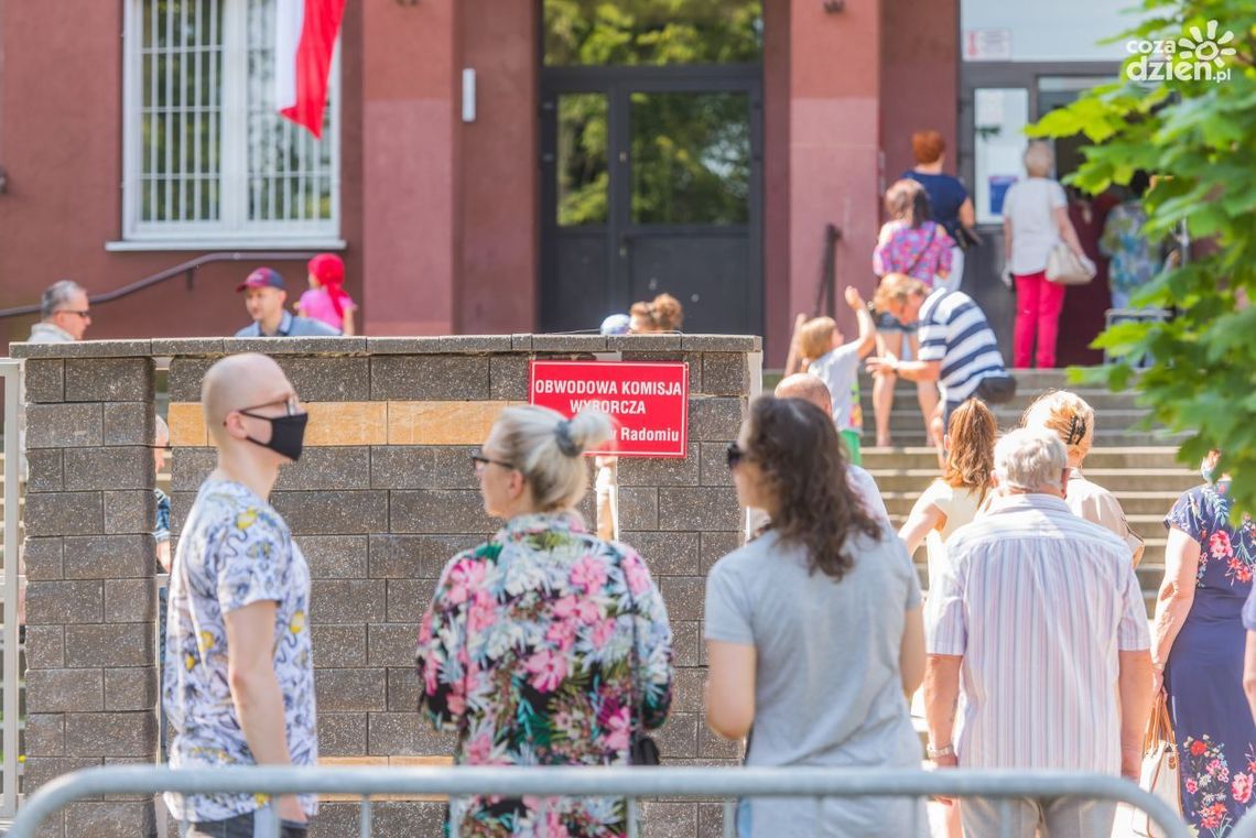 Głosowanie w czasach pandemii. Wysoka frekwencja, kolejki przed lokalami wyborczymi Głosowanie w czasach pandemii. Wysoka frekwencja, kolejki przed lokalami wyborczymi