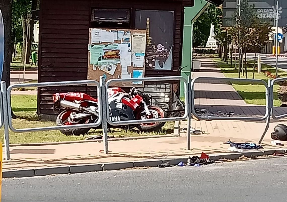 Głowaczów. Motocyklista uderzył w drewniany kiosk