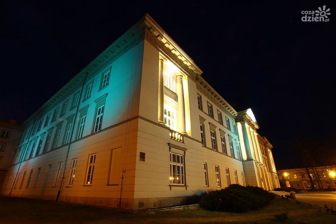 Gmach Corazziego na niebiesko