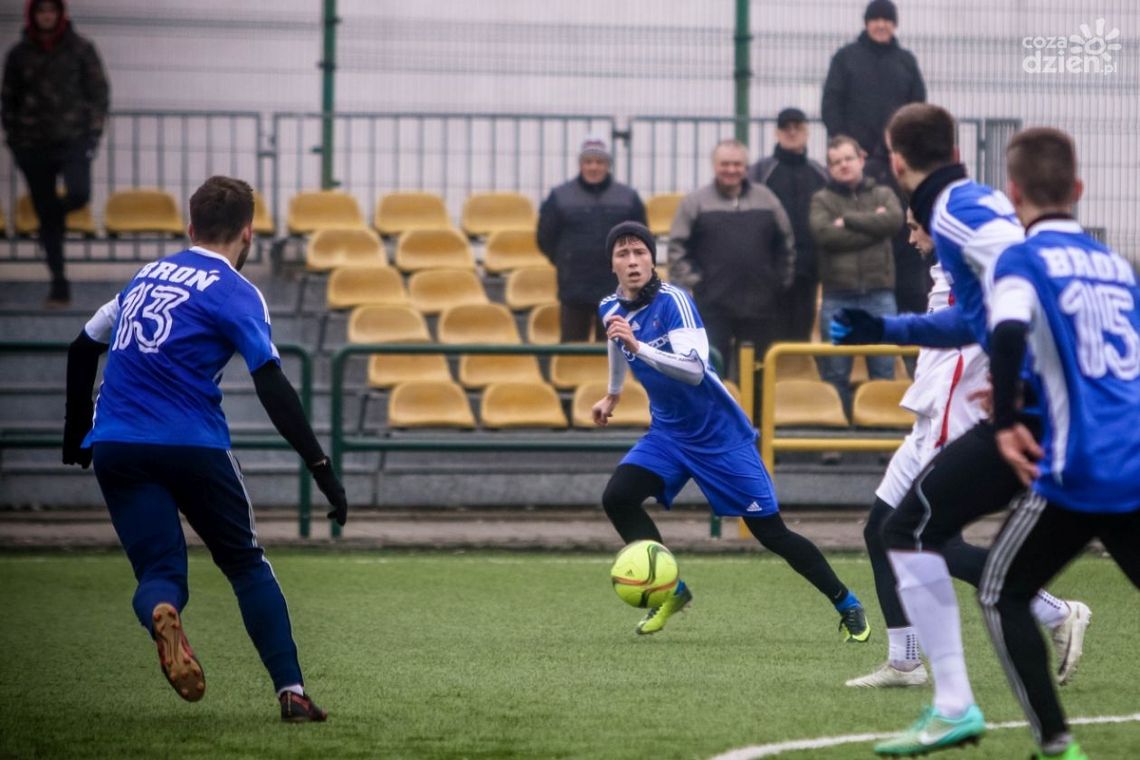 Grad bramek w sparingu Broni Grad bramek w sparingu Broni