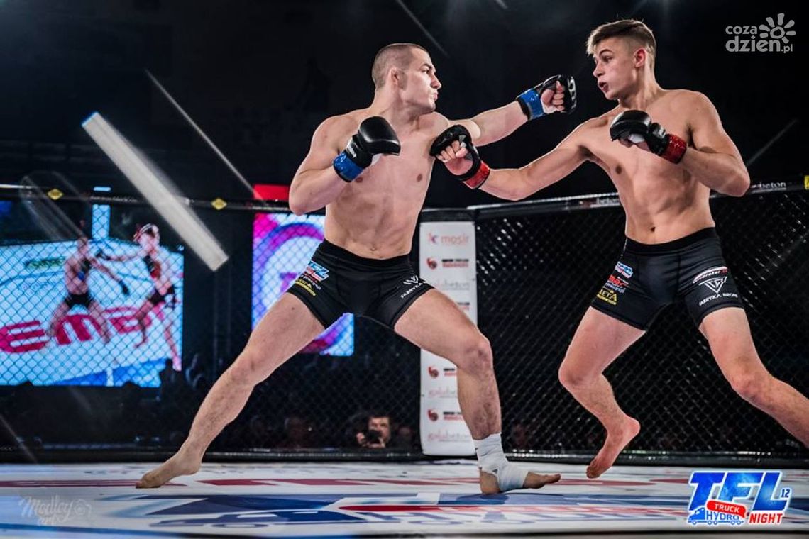 Grad ciosów i nokauty w klatce Grad ciosów i nokauty w klatce