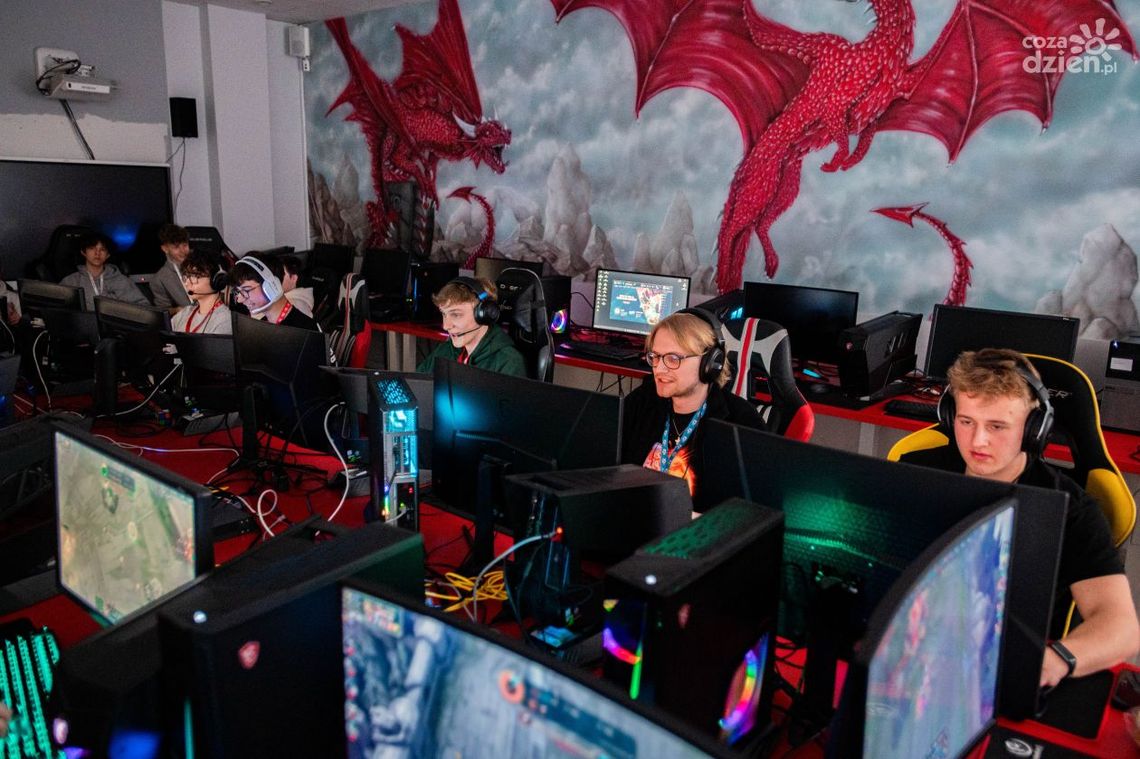 Grają w grę. Trwa turniej e-sportowy