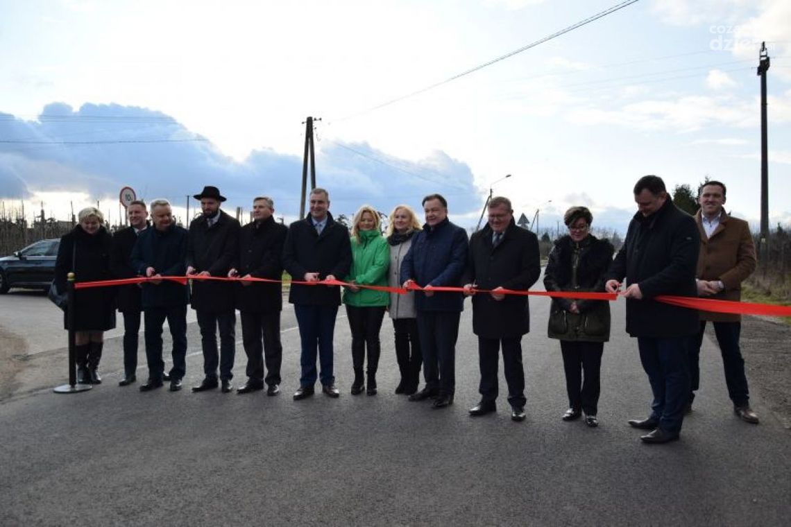 Grójec. Uroczyste przecięcie wstęgi przebudowanego odcinka drogi powiatowej Grójec. Uroczyste przecięcie wstęgi przebudowanego odcinka drogi powiatowej