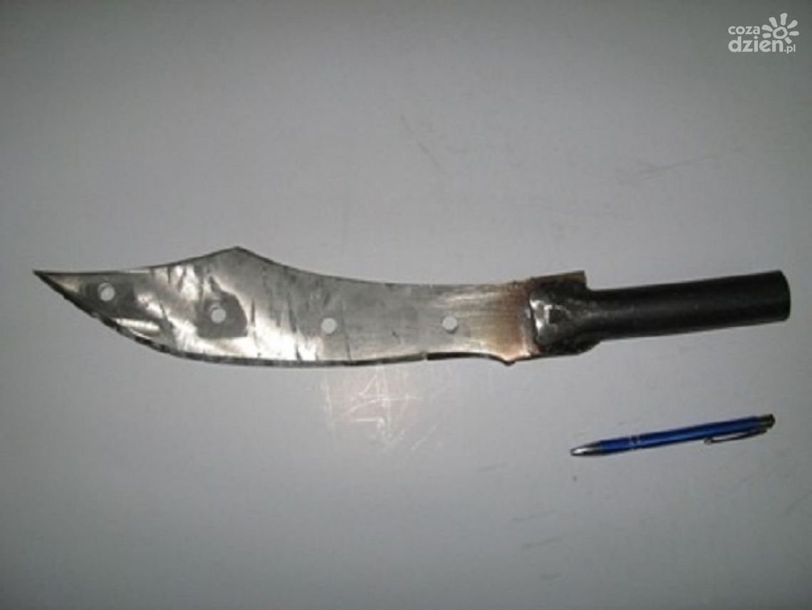 Groził maczetą swojej rodzinie i policjantom