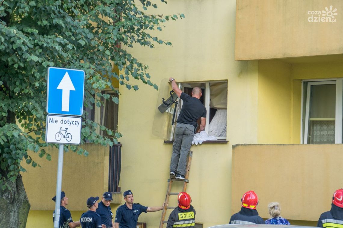 Groził, że wysadzi blok na XV-leciu. Zdjęcia