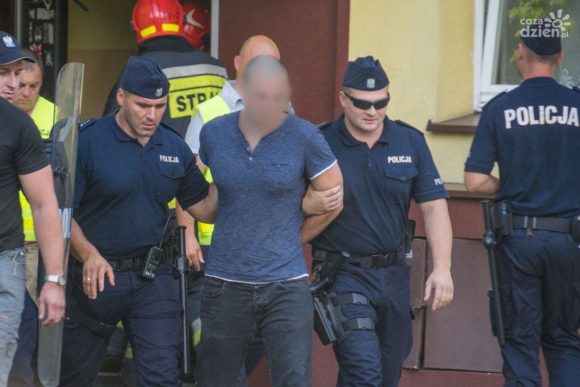 Groził, że wysadzi blok na XV-leciu! Zobacz zdjęcia!