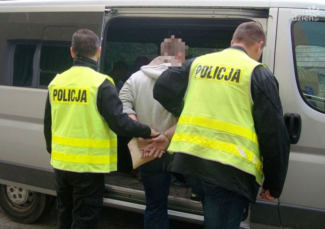 Grozili kierowcy nożem i ukradli jego samochód