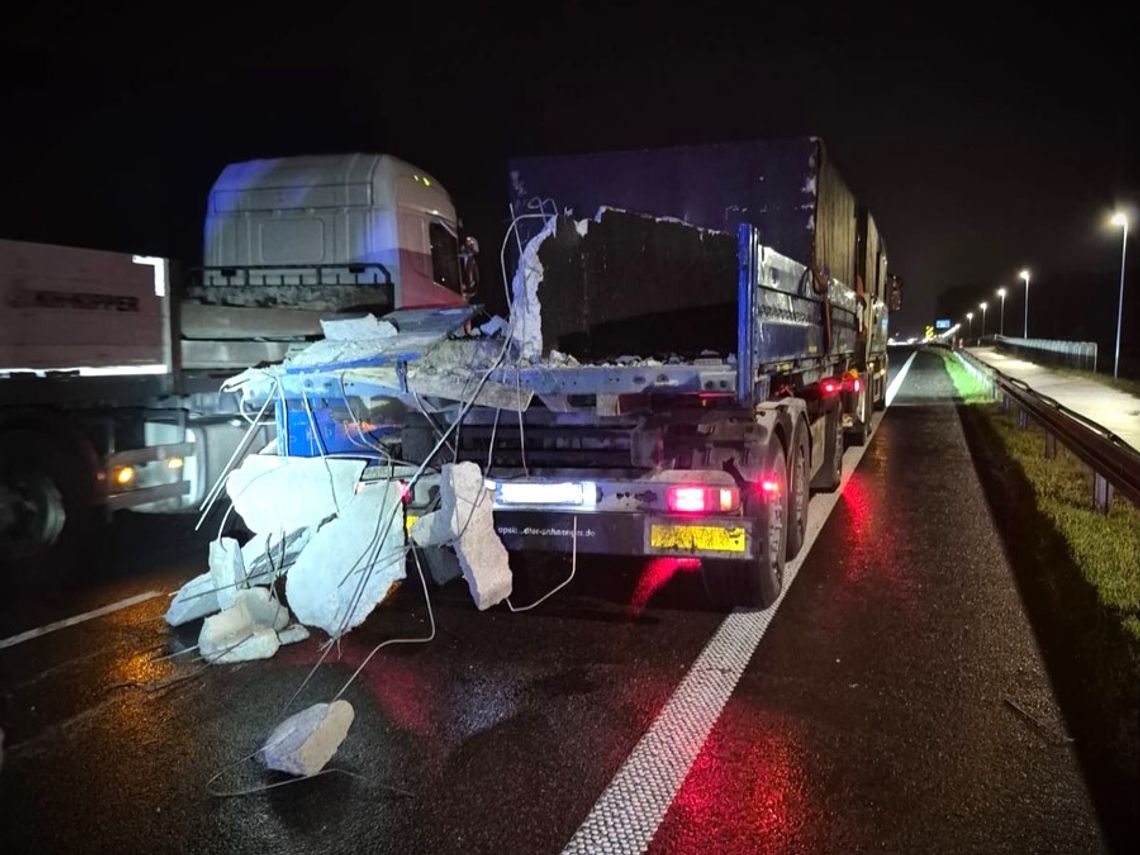 Groźna scena na ul. Warszawskiej. Kilkutonowe szambo runęło z ciężarówki na jezdnię