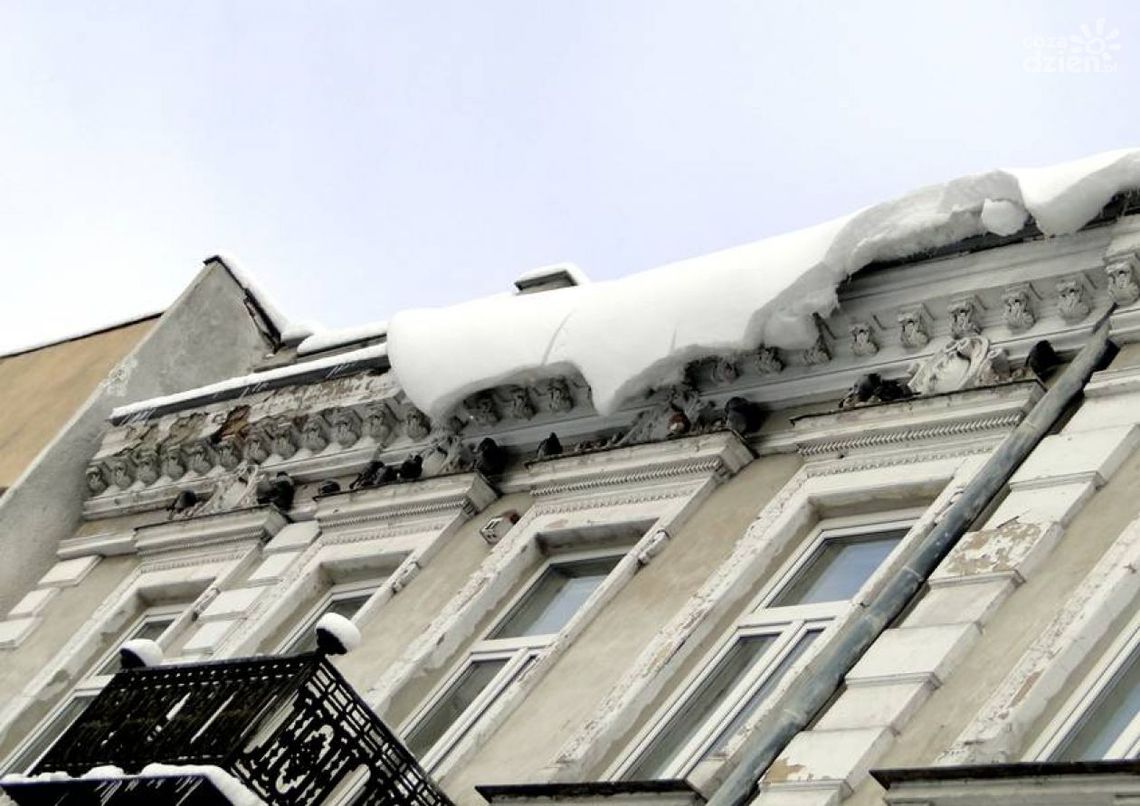 Groźne nawisy sniegu nad głowami przechodniów!