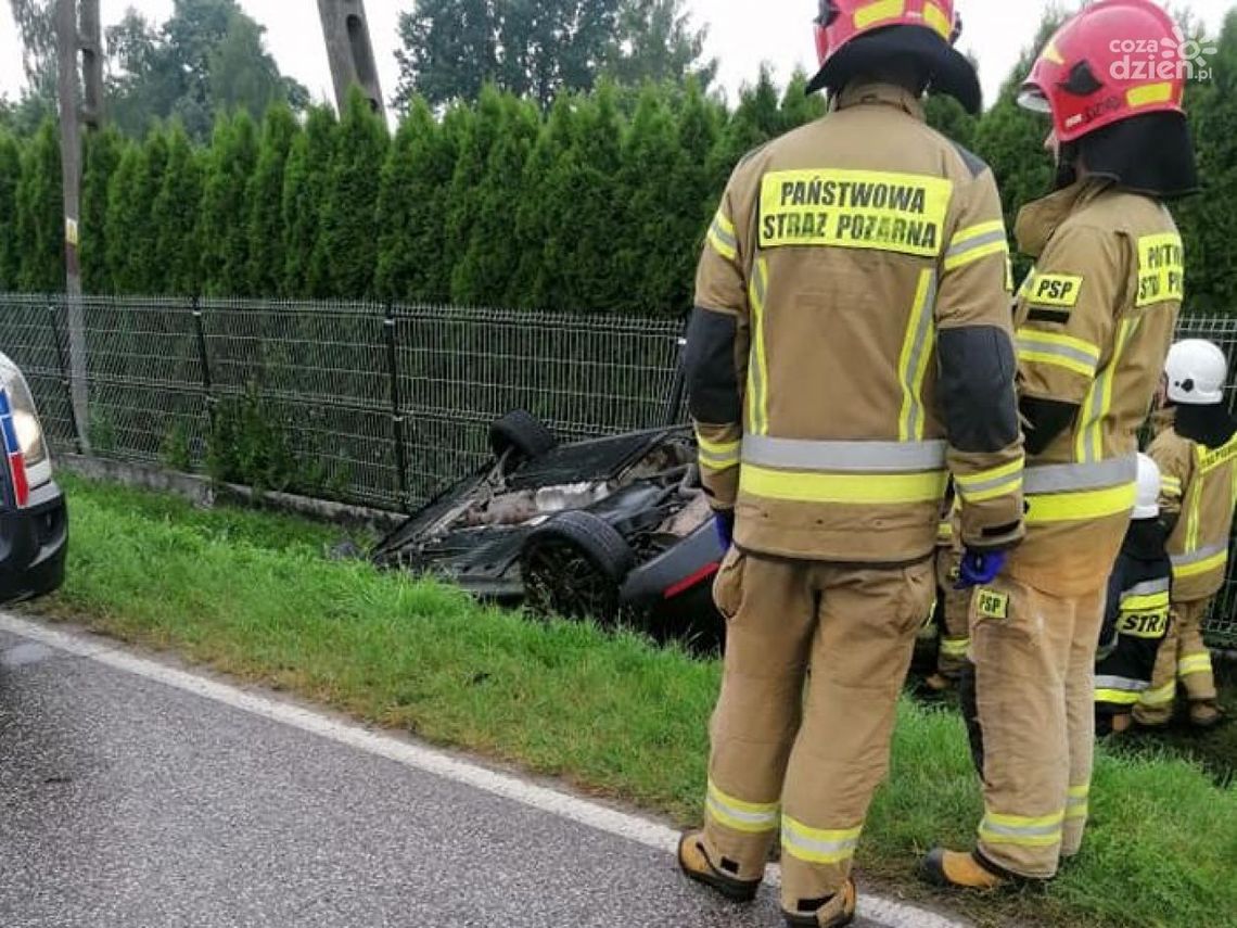 Groźne zdarzenie w Kowali. Auto wpadło w poślizg i dachowało Groźne zdarzenie w Kowali. Auto wpadło w poślizg i dachowało