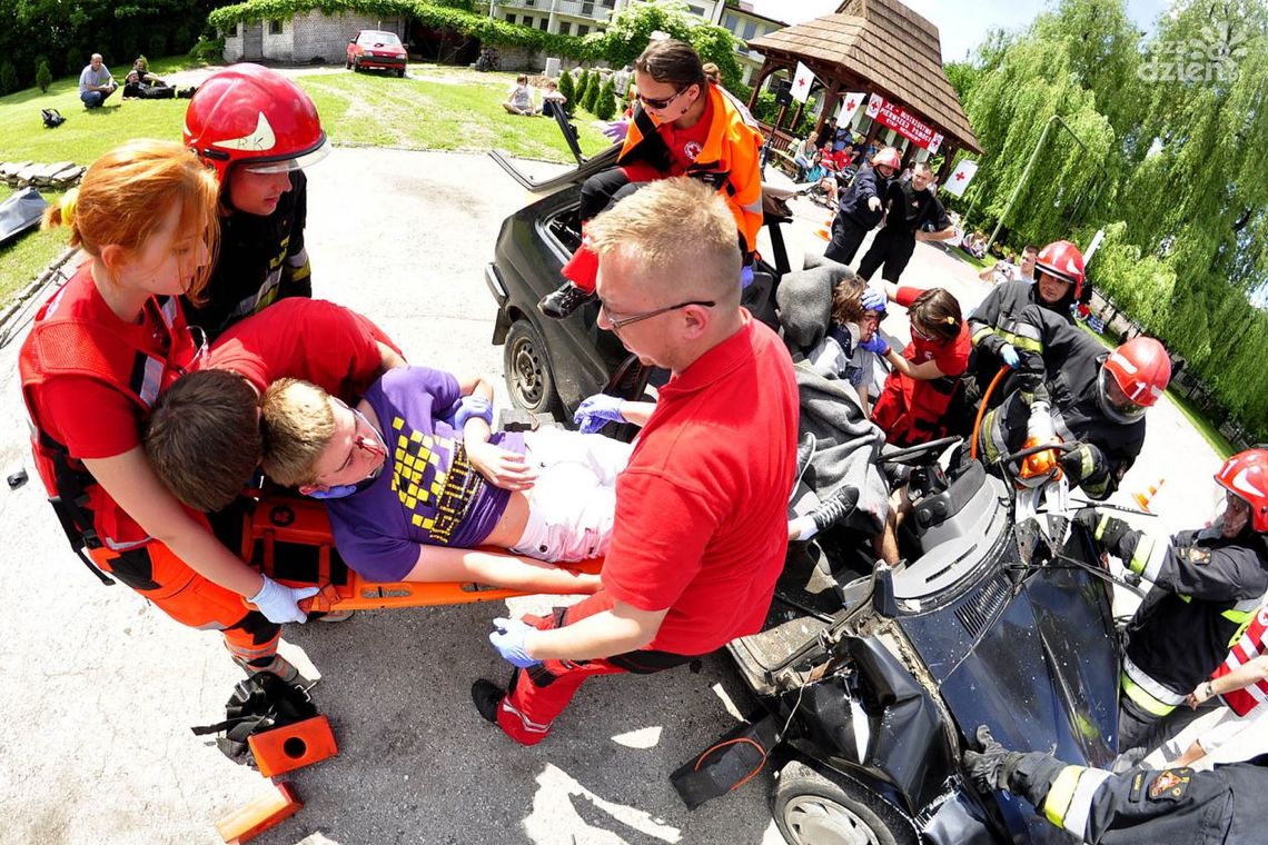 Groźny wypadek na parkingu Straży Pożarnej