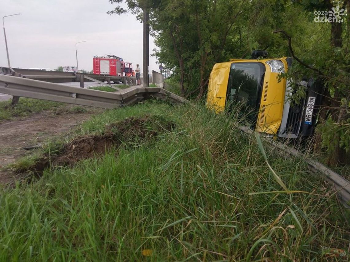 Groźny wypadek na Warszawskiej. Dwie osoby ranne