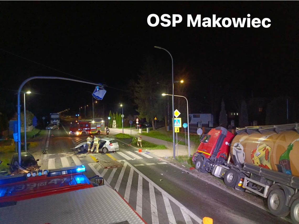 Groźny wypadek pod Radomiem. Strażacy wycinali zakleszczonego mężczyznę. Jedna osoba trafiła do szpitala