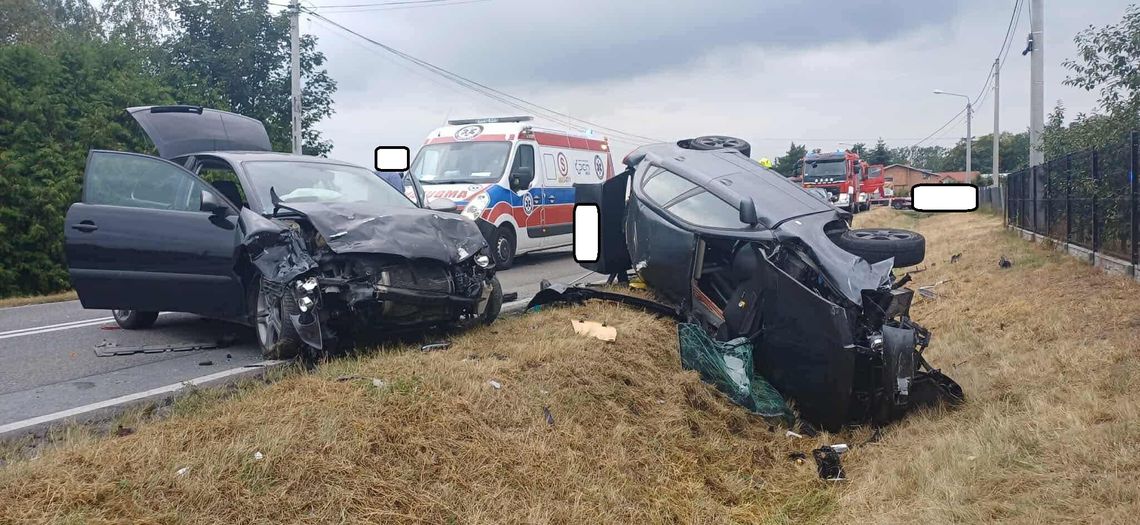 Groźny wypadek w okolicach Grójca. Trzy osoby trafiły do szpitala