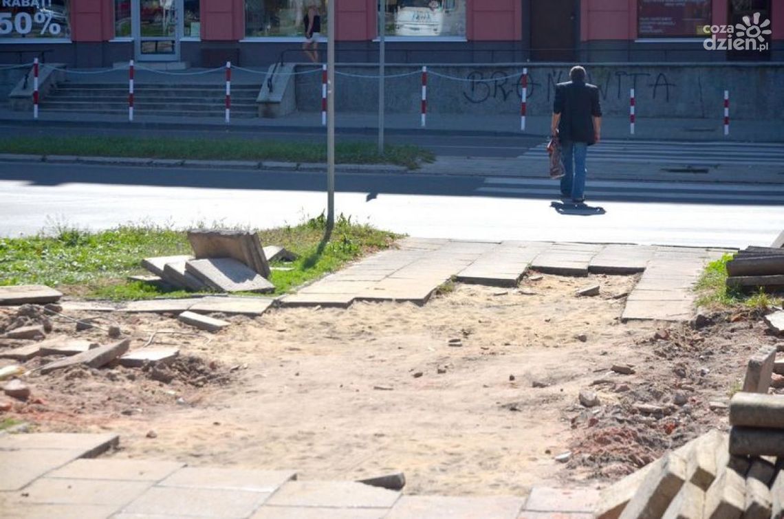 Gruz wywieziony, chodnik zniszczony. Kto to naprawi?