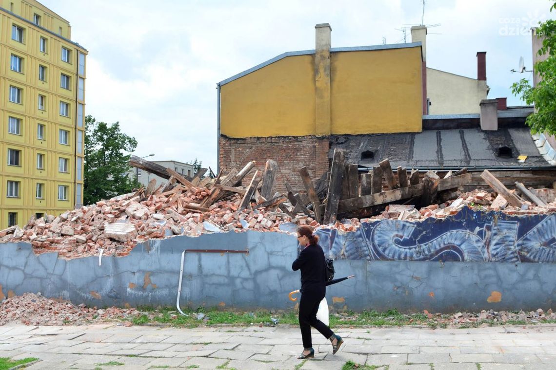 Gruzowisko przy ul. Narutowicza wciąż straszy