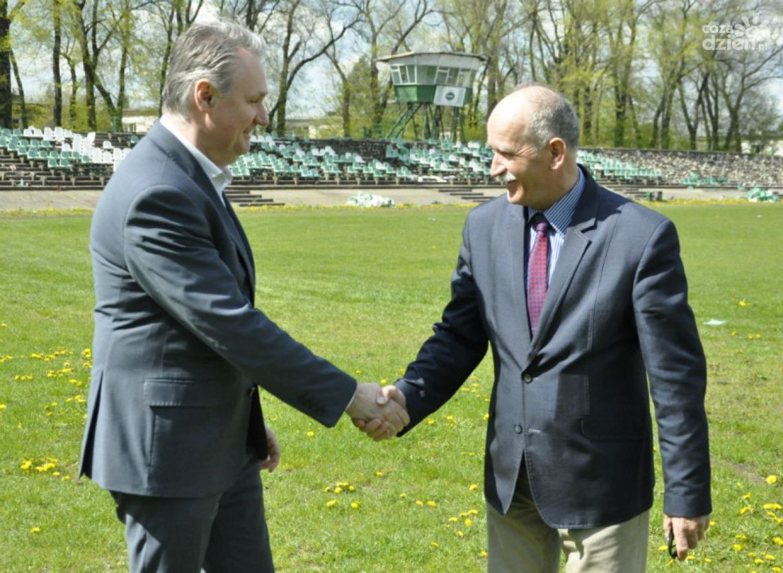 Hala i stadion coraz bliżej