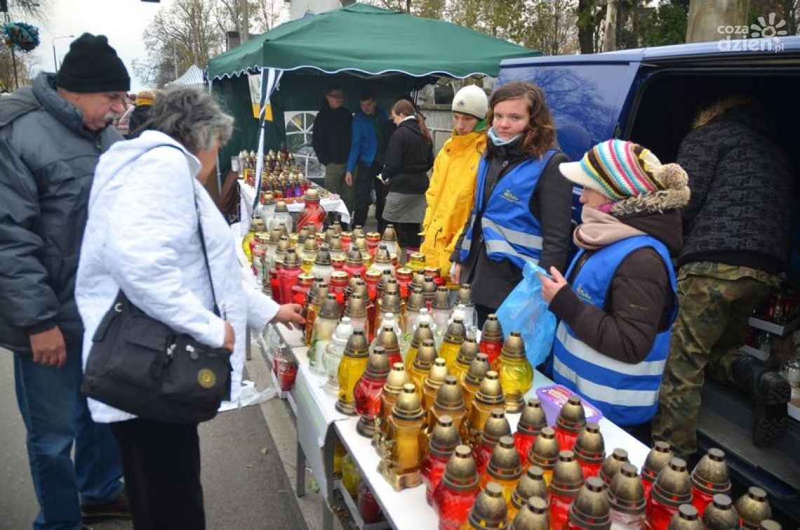 Handel 1 listopada przy cmentarzach