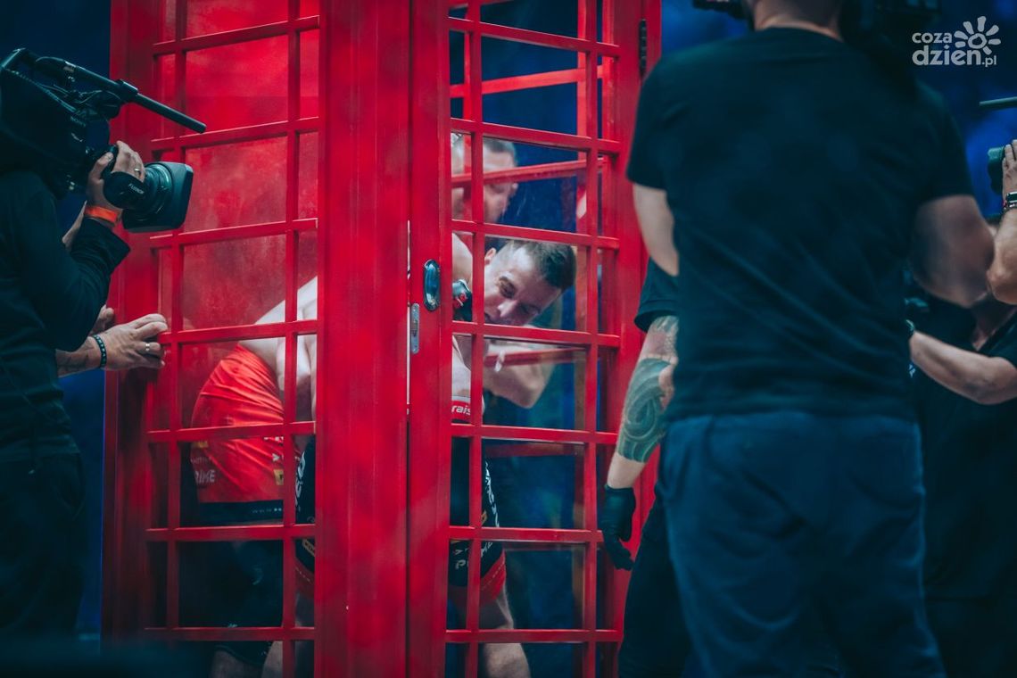 Historyczna gala Prime Show 3 Street Fighter w Radomiu. Walka w budce telefonicznej! Historyczna gala Prime Show 3 Street Fighter w Radomiu. Walka w budce telefonicznej!