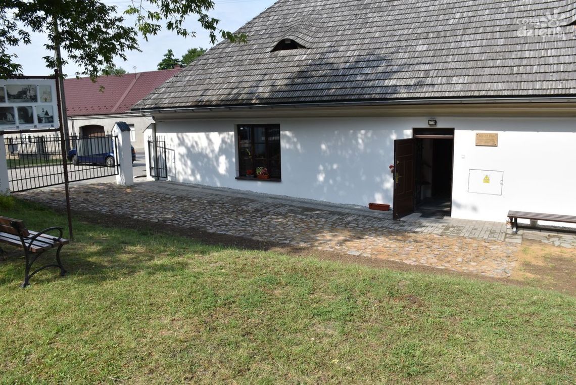 Historyczny bruk z targowicy przy iłżeckim muzeum