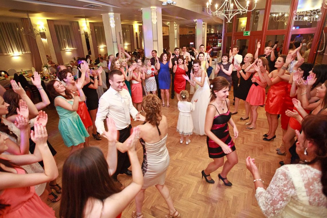 HIT INTERNETU: Nowoczesne wesele przy techno?