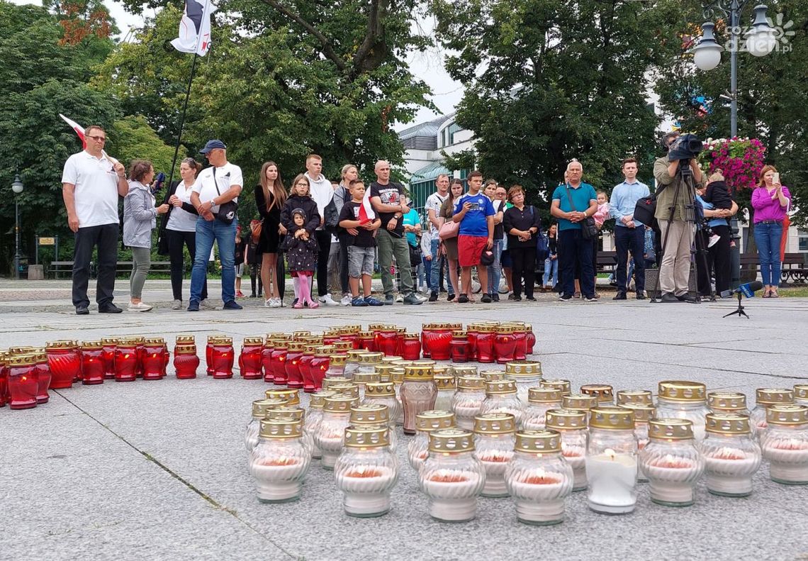 Hołd dla powstańców warszawskich