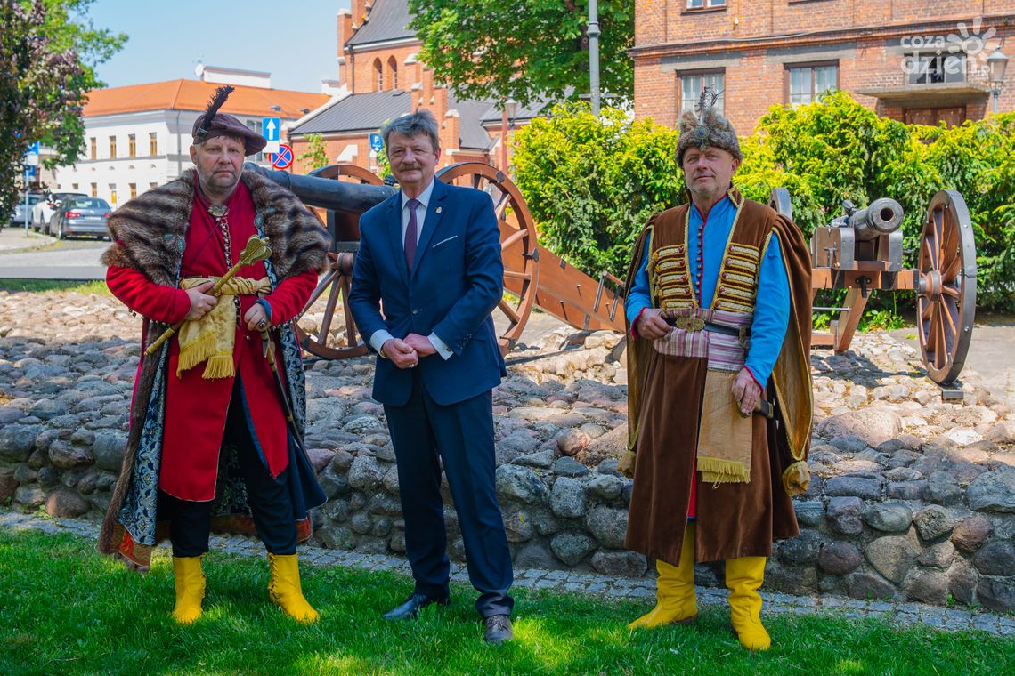 Huk armat, walki rycerskie i żywa lekcja historii