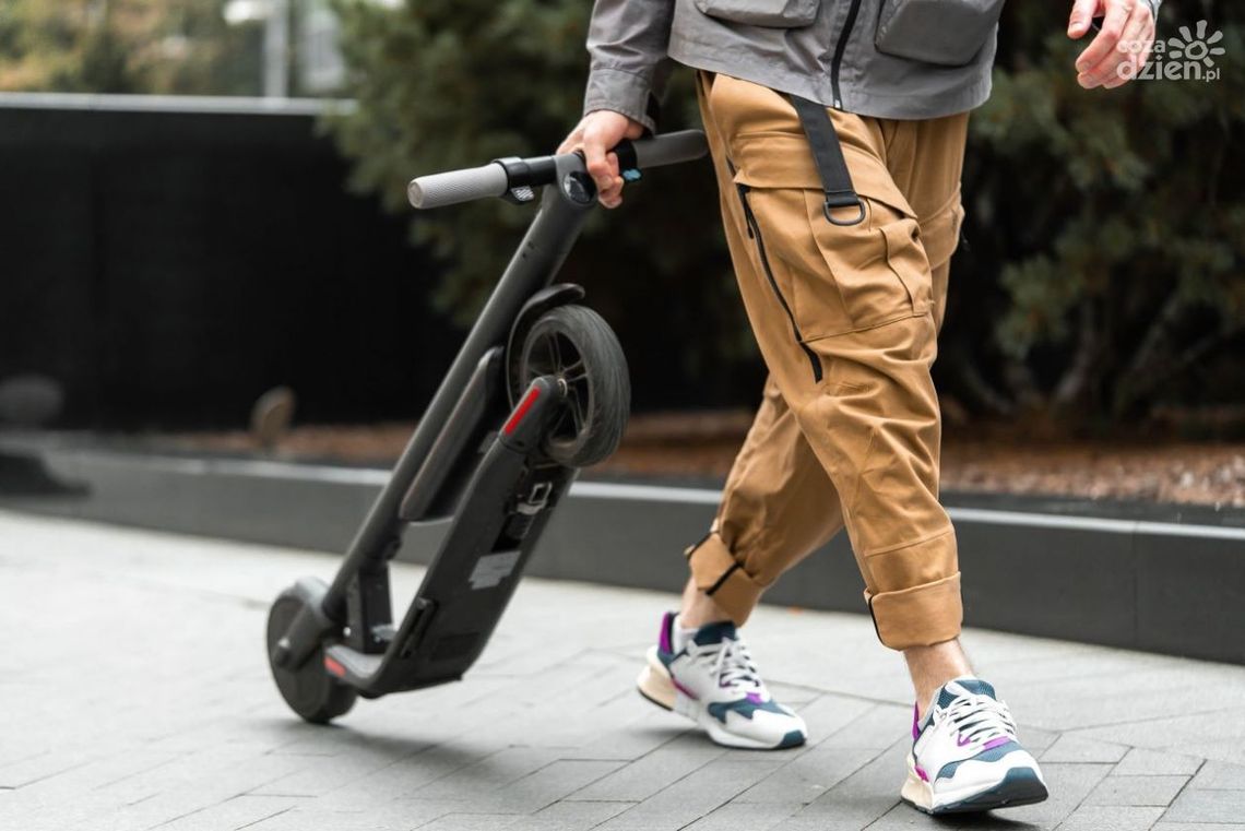 Hulajnogą na czerwonym. Dostał mandat