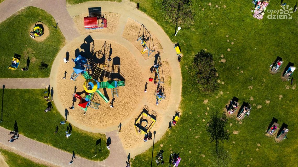 Huśtawka wahadłowa, zjeżdżalnia kręcona i hamak miejski – jak tworzyć atrakcje place zabaw