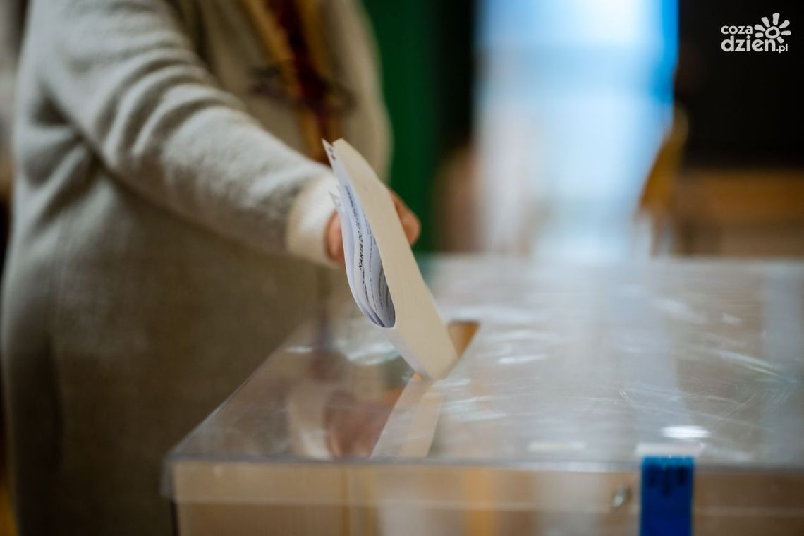 Ile osób oddało już głos? Klwów w czołówce