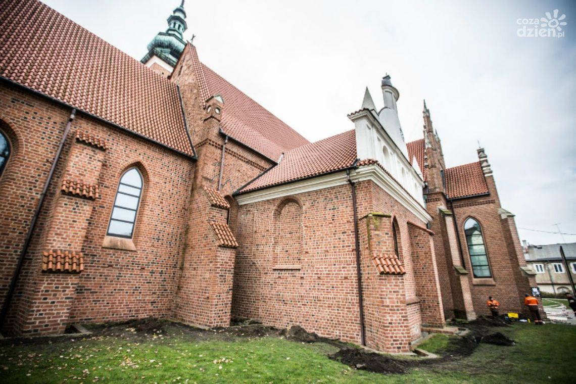 Iluminacja jest już montowana