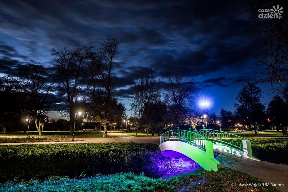 Iluminacja mostku zakochanych już działa