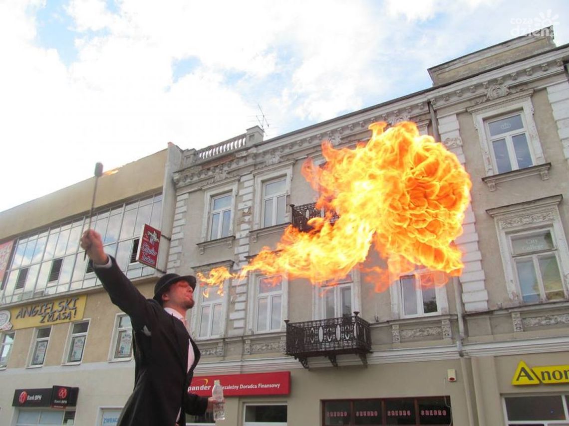 Iluzjoniści, akrobaci i żonglerzy na deptaku