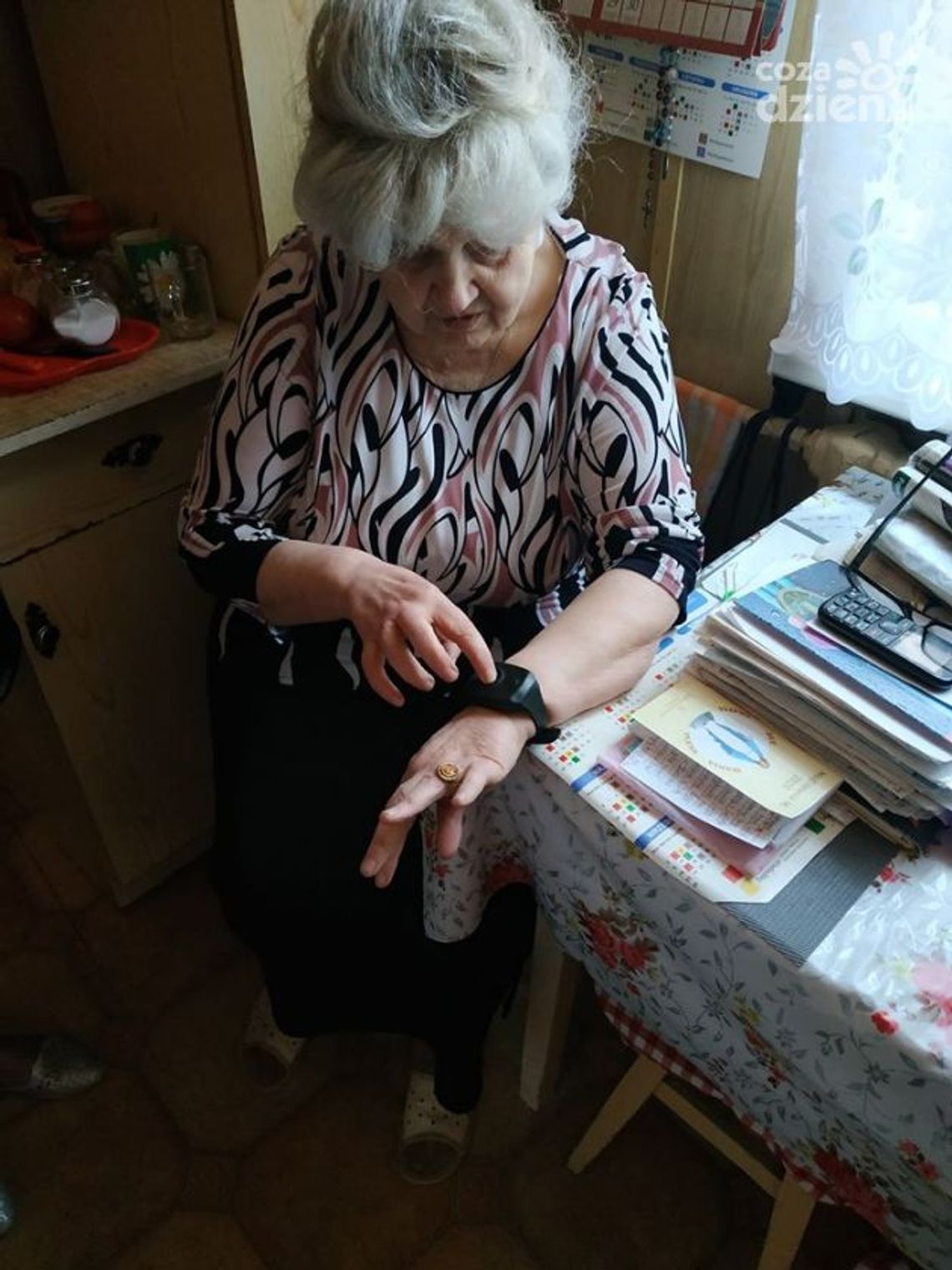 Iłża. Pierwsze opaski telemedyczne trafiły do seniorów