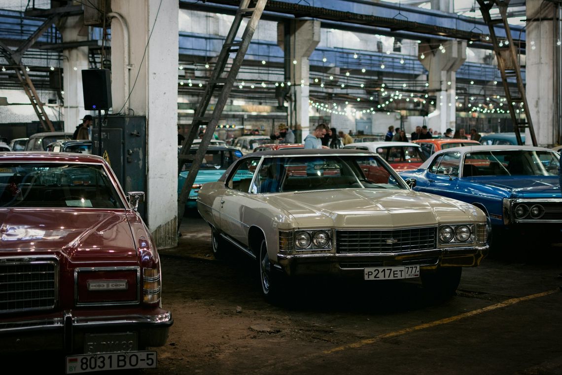 Import aut z USA bez stresu – jak bezpiecznie licytować na IAAI z pomocą BidCars?