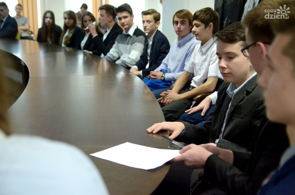 Inauguracyjne posiedzenie Parlamentu Młodzieży Inauguracyjne posiedzenie Parlamentu Młodzieży