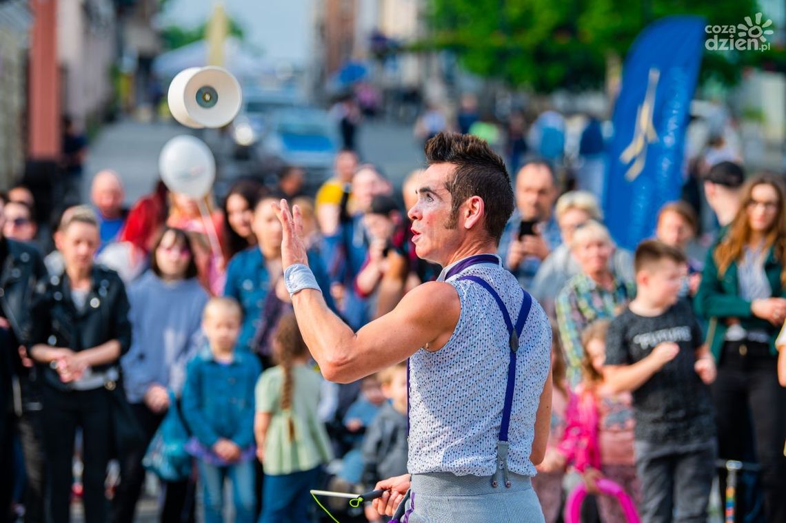 Informacje. Artyści uliczni opanowali centrum Radomia