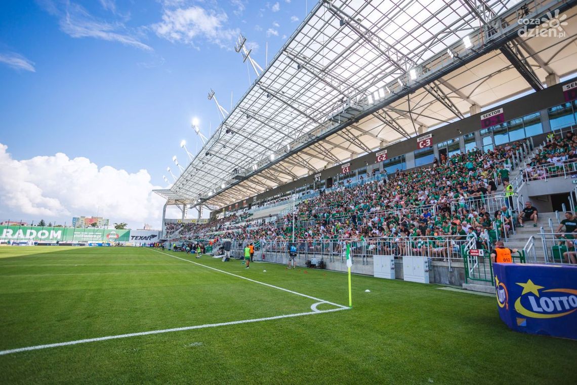Informacje. Co dalej z budową dwóch trybun na stadionie?