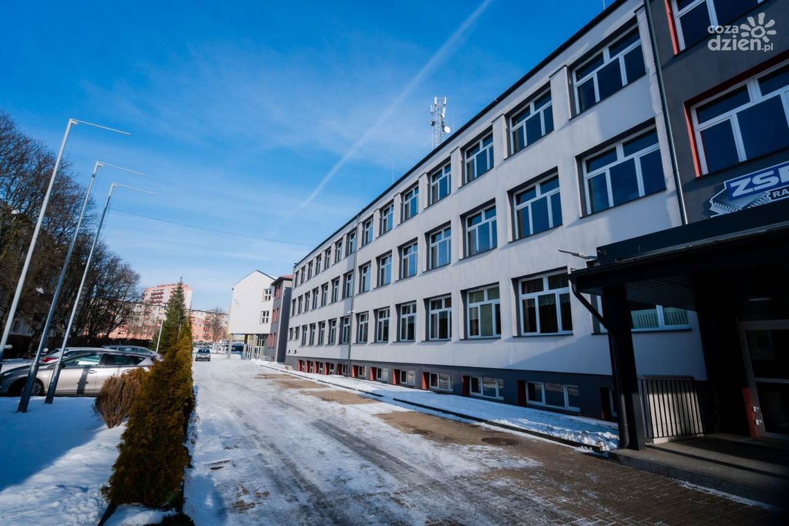 Informacje. "Elektronik" w czołówce krajowej