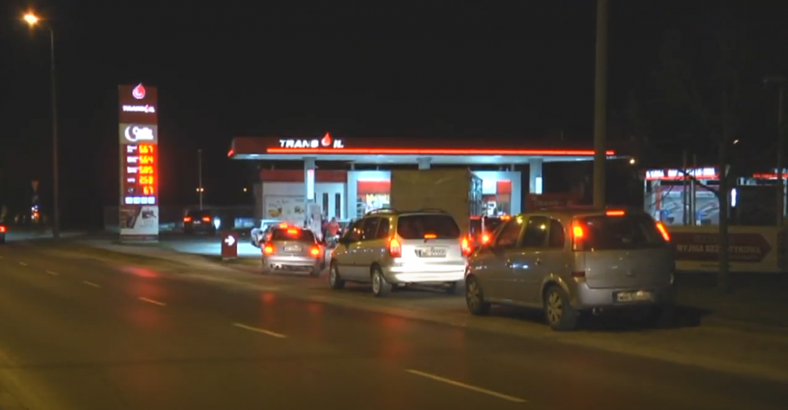 Informacje: Kolejki po paliwo i do bankomatów?