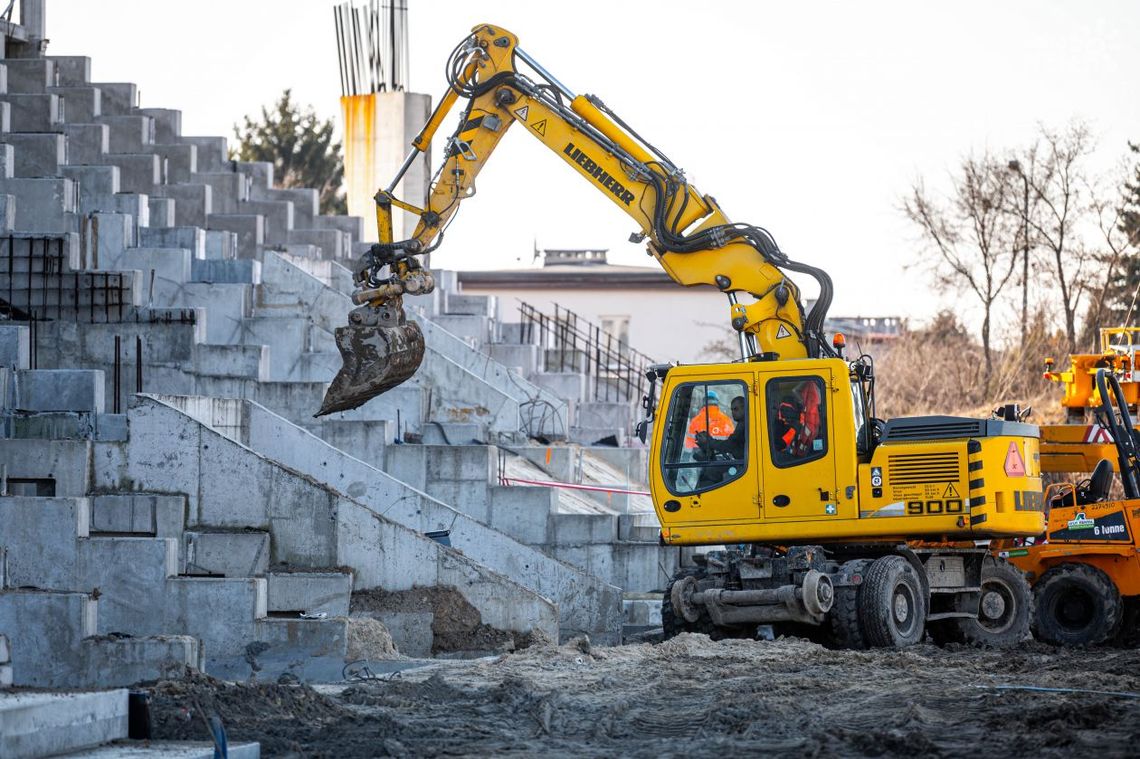 Informacje. Kolejne opóźnienia na stadionie