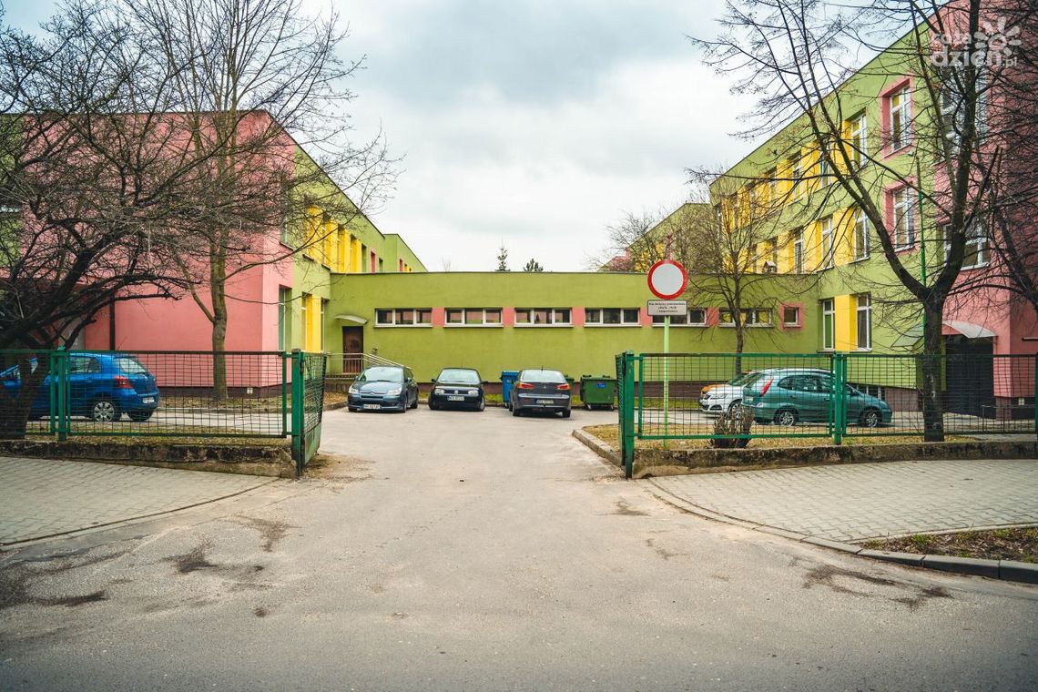 Informacje. Które radomskie szkoły będą korzystały z podręcznika prof. Roszkowskiego? Informacje. Które radomskie szkoły będą korzystały z podręcznika prof. Roszkowskiego?