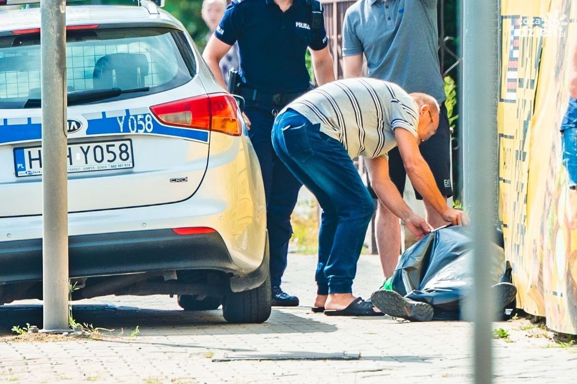 Informacje. Mężczyzna zmarł na chodniku