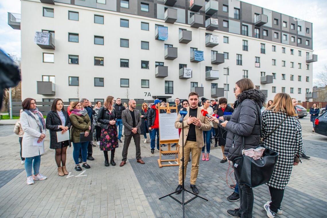 Informacje. Mieszkańcy bloków przy ul. Tytoniowej protestują Informacje. Mieszkańcy bloków przy ul. Tytoniowej protestują