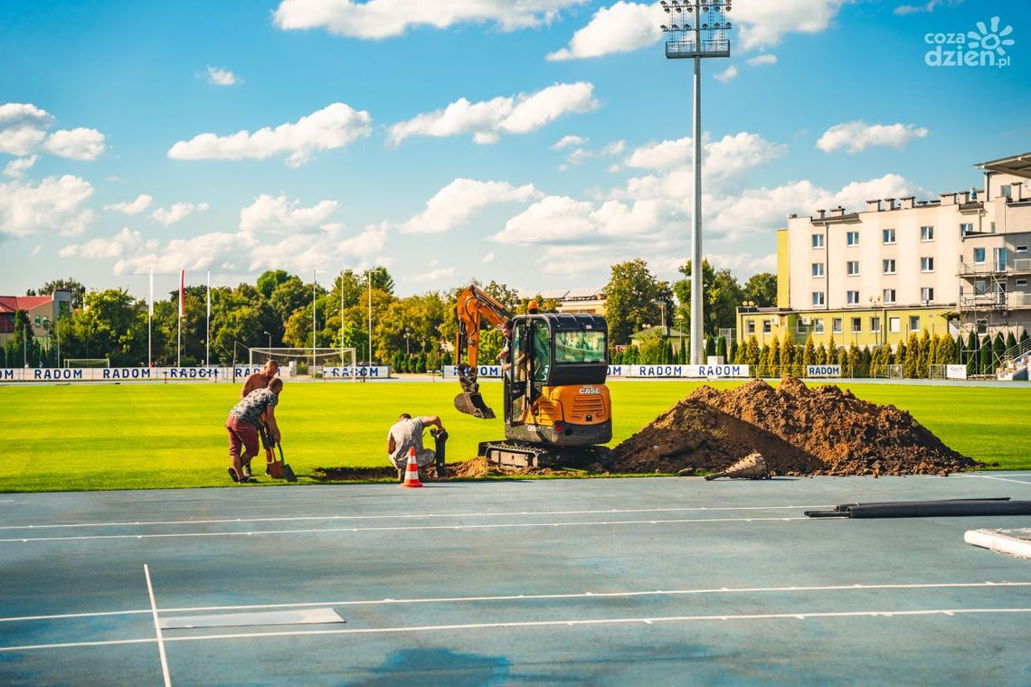 Informacje. Montują podgrzewaną murawę