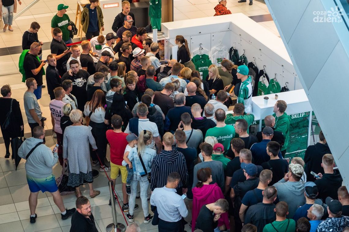 Informacje. Ogromna kolejka po bilety na mecz Radomiaka z Cracovią Informacje. Ogromna kolejka po bilety na mecz Radomiaka z Cracovią