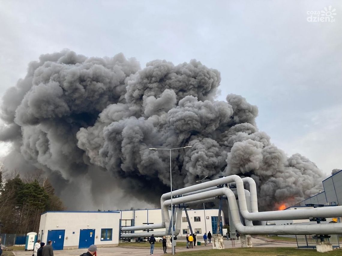 Informacje. Ogromny pożar hali 